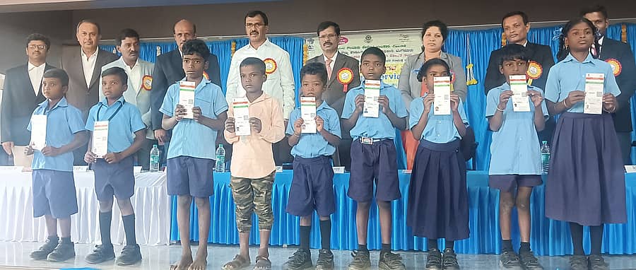 <div class="paragraphs"><p>ರಾಮನಗರದ ಎಂ.ಎಚ್. ಸಮೂಹ ಶಿಕ್ಷಣ ಸಂಸ್ಥೆಗಳ ಸಭಾಂಗಣದಲ್ಲಿ ಸೋಮವಾರ ಜರುಗಿದ ರಾಷ್ಟ್ರೀಯ ಕಾನೂನು ಸೇವೆಗಳ ದಿನಾಚರಣೆಯಲ್ಲಿ ನಿರ್ಗತಿಕ ಮಕ್ಕಳಿಗೆ ಉಚಿತವಾಗಿ ಆಧಾರ್‌ ಕಾರ್ಡ್ ವಿತರಿಸಲಾಯಿತು.&nbsp;</p></div>