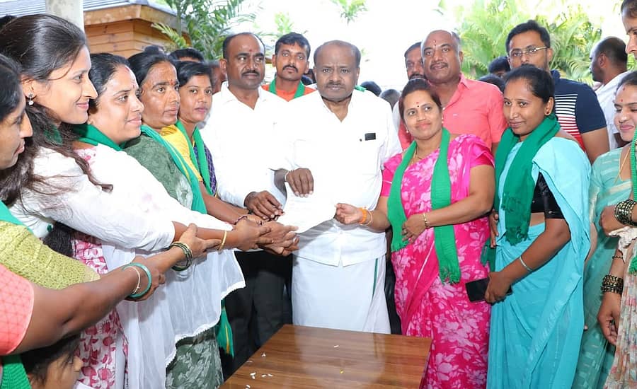 <div class="paragraphs"><p>ರಾಮನಗರ ತಾಲ್ಲೂಕಿನ ಬಿಡದಿ ಹೋಬಳಿಯಲ್ಲಿ ಗ್ರೇಟರ್ ಬೆಂಗಳೂರು ಸಮಗ್ರ ಉಪನಗರ (ಜಿಬಿಐಟಿ) ವಿರುದ್ಧ ಹೋರಾಟ ನಡೆಸುತ್ತಿರುವ ರೈತರು, ಕೇಂದ್ರ ಸಚಿವ ಎಚ್.ಡಿ. ಕುಮಾರಸ್ವಾಮಿ ಅವರನ್ನು ಕೇತಗಾನಹಳ್ಳಿಯಲ್ಲಿರುವ ತೋಟದ ಮನೆಯಲ್ಲಿ ಸೋಮವಾರ ಭೇಟಿ ಮಾಡಿ, ಹೋರಾಟಕ್ಕೆ ಬೆಂಬಲ ನೀಡುವಂತೆ ಮನವಿ ಸಲ್ಲಿಸಿದರು. </p></div>