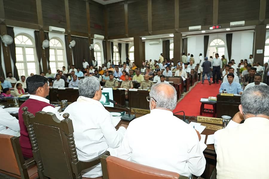 ಮೈಸೂರಿನಲ್ಲಿ ಸೋಮವಾರ ನಡೆದ ಕೆಡಿಪಿ ಸಭೆಯಲ್ಲಿ ಮುಖ್ಯಮಂತ್ರಿ ಸಿದ್ದರಾಮಯ್ಯ ಮಾತನಾಡಿದರು