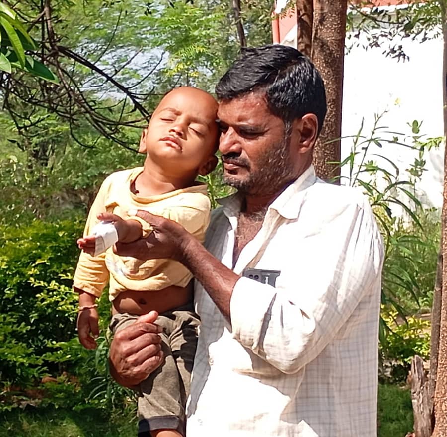 ಭಾಲ್ಕಿ ತಾಲ್ಲೂಕಿನ ಕಣಜಿ ಗ್ರಾಮದಲ್ಲಿ ಮಗುವಿಗೆ ಹುಚ್ಚುನಾಯಿ ಕಡಿದಿರುವುದನ್ನು ತೋರಿಸುತ್ತಿರುವ ಪಾಲಕ