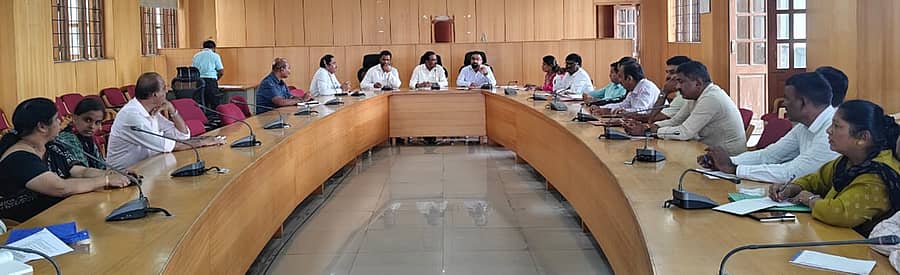 ರಾಮನಗರದ ಜಿಲ್ಲಾಧಿಕಾರಿ ಕಚೇರಿ ಸಭಾಂಗಣದಲ್ಲಿ ಸೋಮವಾರ ಏಕತಾ ಪಾದಯಾತ್ರೆಯ ಪೂರ್ವಭಾವಿ ಸಭೆ ನಡೆಯಿತು. ಹೆಚ್ಚುವರಿ ಜಿಲ್ಲಾಧಿಕಾರಿ ಆರ್. ಚಂದ್ರಯ್ಯ, ಉಪ ವಿಭಾಗಾಧಿಕಾರಿ ಬಿನೋಯ್, ಡಿಯುಡಿಸಿ ಯೋಜನಾ ನಿರ್ದೇಶಕ ಶೇಖರ್, ಮೈ ಭಾರತ್‌ನ ಜಿಲ್ಲಾ ಯುವ ಅಧಿಕಾರಿ ಶ್ರೀವಾಣಿ ಹಾಗೂ ಅಧಿಕಾರಿಗಳು ಇದ್ದಾರೆ