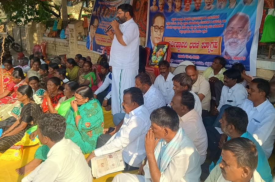 ಚಳ್ಳಕೆರೆ ದಲಿತ ಸಂಘರ್ಷ ಸಮಿತಿ ಕಾರ್ಯಕರ್ತರು ನಗರದ ತಾಲ್ಲೂಕು ಪಂಚಾಯಿತಿ ಕಚೇರಿ ಮುಂದೆ ನಡೆಸುತ್ತಿರುವ ಧರಣಿಯಲ್ಲಿ ಬಿಜೆಪಿ ಜಿಲ್ಲಾ ಘಟಕದ ಅಧ್ಯಕ್ಷ ಕೆ.ಟಿ. ಕುಮಾರಸ್ವಾಮಿ ಮಾತನಾಡಿದರು