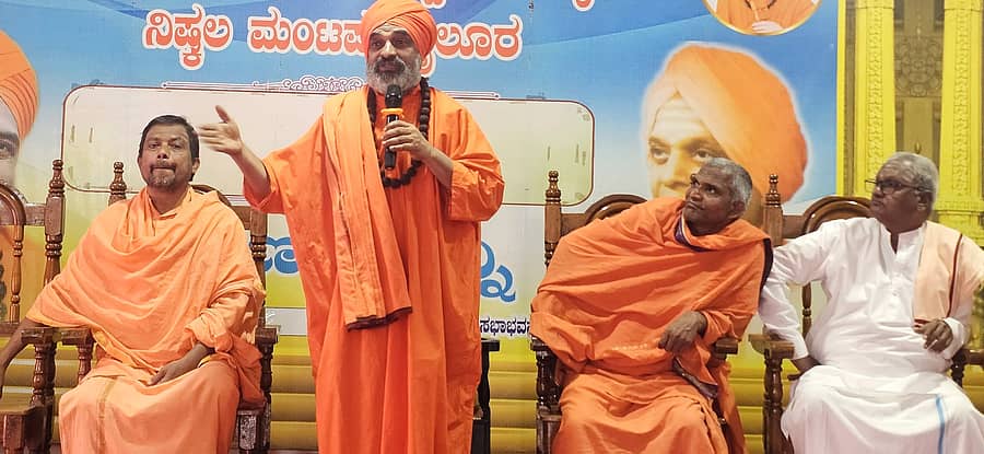 ಚನ್ನಮ್ಮನ ಕಿತ್ತೂರು ತಾಲ್ಲೂಕು ಬೈಲೂರಿನಲ್ಲಿ ಭಾನುವಾರ ನಡೆದ ಸಭೆಯಲ್ಲಿ ನಿಜಗುಣಾನಂದ ಸ್ವಾಮೀಜಿ ಮಾತನಾಡಿದರು