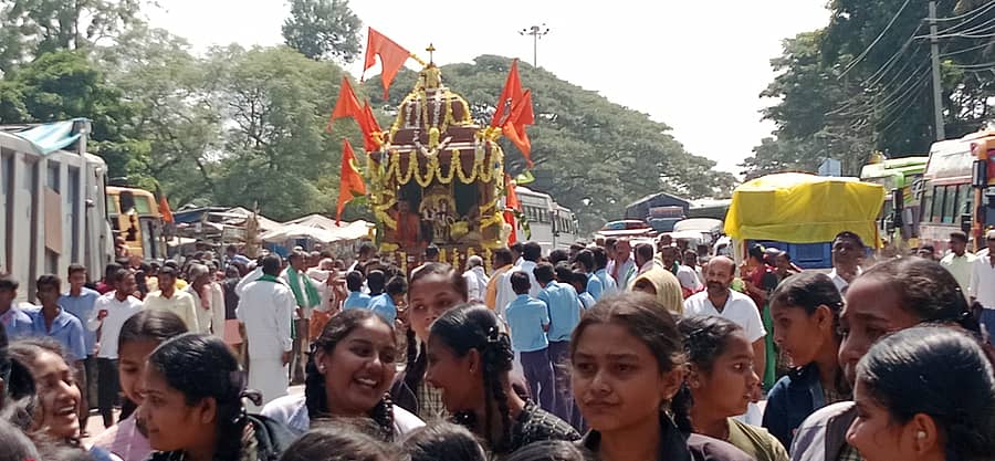 ಹಳೇಬೀಡಿನಲ್ಲಿ ಸೋಮವಾರ ನಡೆದ ಹೊಯ್ಸಳೇಶ್ವರ ರಥೋತ್ಸವದಲ್ಲಿ ವಿದ್ಯಾರ್ಥಿಗಳು ರಥವನ್ನು ಎಳೆದರು