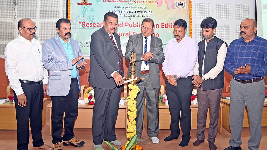 ಮೈಸೂರಿನ ಕೆಎಸ್ಒಯುನಲ್ಲಿ ‘ಸಂಶೋಧನೆ ಮತ್ತು ಪ್ರಕಟಣೆ ಮೌಲ್ಯ’ ಕುರಿತ 6 ದಿನಗಳ ಕಾರ್ಯಾಗಾರವನ್ನು ರಾಜ್ಯ ಉನ್ನತ ಶಿಕ್ಷಣ ಪರಿಷತ್ತಿನ ಉಪಾಧ್ಯಕ್ಷ ಪ್ರೊ.ಎಸ್.ಆರ್.ನಿರಂಜನ ಉದ್ಘಾಟಿಸಿದರು ಪ್ರಜಾವಾಣಿ ಚಿತ್ರ