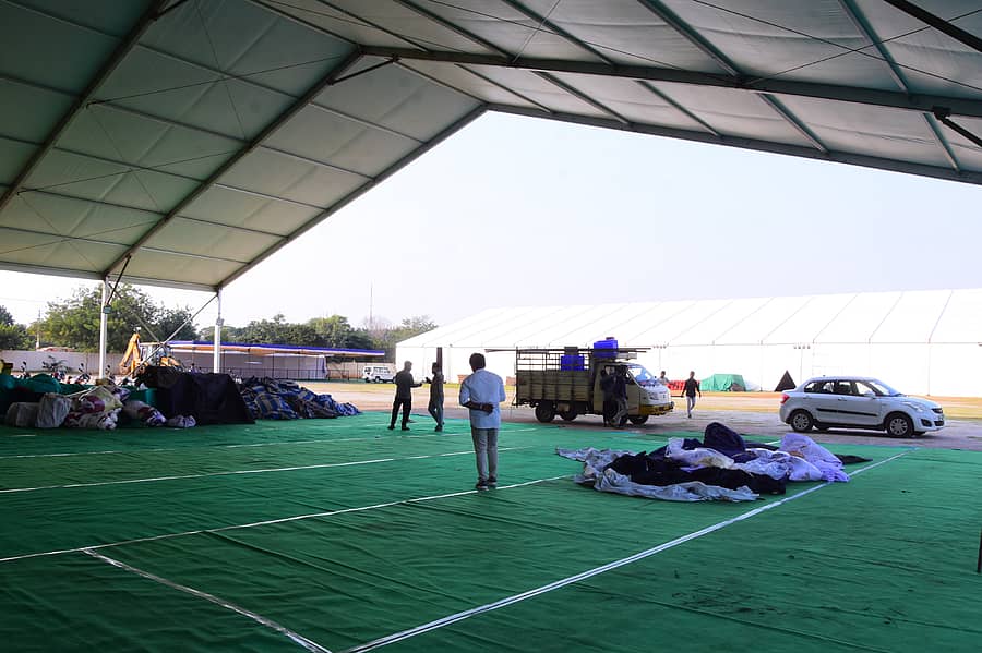 ಸ್ವದೇಶಿ ಮೇಳದ ಅಂಗವಾಗಿ ಮುರುಘರಾಜೇಂದ್ರ ಕ್ರೀಡಾಂಗಣದಲ್ಲಿ ವೇದಿಕೆ ಸಿದ್ಧಗೊಳ್ಳುತ್ತಿರುವುದು