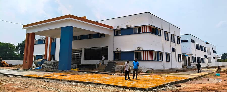 <div class="paragraphs"><p>ಲಿಂಗಸುಗೂರು ಪುರಸಭೆ ವ್ಯಾಪ್ತಿಯ ಕರಡಕಲ್ ಹೊರವಲಯದಲ್ಲಿ ನಿರ್ಮಾಣವಾದ ತಾಯಿ ಮಕ್ಕಳ ಆಸ್ಪತ್ರೆ</p></div>