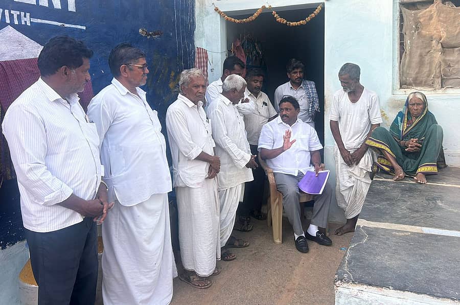 <div class="paragraphs"><p>ಕೊಪ್ಪಳ ಜಿಲ್ಲಾ ಗ್ಯಾರಂಟಿ ಅನುಷ್ಠಾನ ಪ್ರಾಧಿಕಾರದ ಅಧ್ಯಕ್ಷ ರೆಡ್ಡಿ ಶ್ರೀನಿವಾಸ&nbsp;ಕನಕಗಿರಿ ತಾಲ್ಲೂಕಿನ ಮುಸಲಾಪುರ ಗ್ರಾಮದಲ್ಲಿ ವೃದ್ಧರೊಬ್ಬರ ಬಳಿ&nbsp;‘ಅನ್ನ&nbsp;ಸುವಿಧಾ&nbsp;ಯೋಜನೆ‘ ಬಗ್ಗೆ ಮಾಹಿತಿ ಪಡೆದರು</p></div>