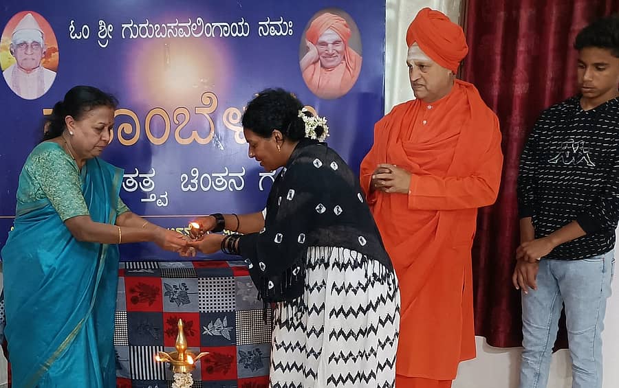 ವಿರಾಜಪೇಟೆ ಸಮೀಪದ ಅರಮೇರಿ ಕಳಂಚೇರಿ ಮಠದಲ್ಲಿ ಭಾನುವಾರ ನಡೆದ ಹೊಂಬೆಳಕು ಕಾರ್ಯಕ್ರಮಕ್ಕೆ ಕೃಷಿಕರಾದ ಆಶಾ ತಿಮ್ಮಪ್ಪಯ್ಯ ಅವರು ಚಾಲನೆ ನೀಡಿದರು.