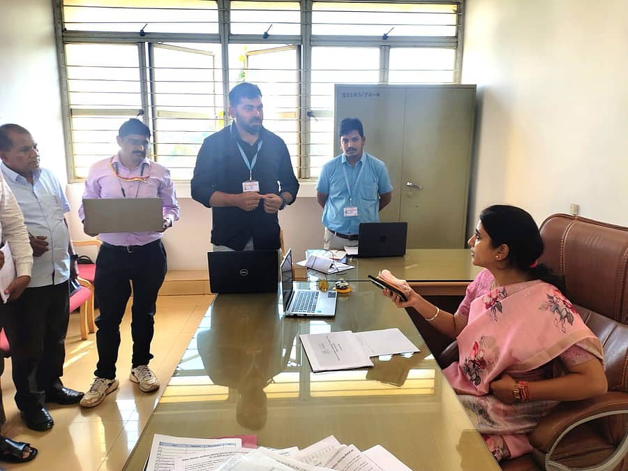 ಜಿಲ್ಲಾಮಟ್ಟದ ಆಧಾರ್ ಮಾನಿಟರಿಂಗ್ ಕಮಿಟಿಯ ಸಭೆಯಲ್ಲಿ ಜಿಲ್ಲಾಧಿಕಾರಿ ಶಿಲ್ಪಾ ಶರ್ಮಾ ಅವರು ಅಧಿಕಾರಿಗಳಿಗೆ ನಿರ್ದೇಶನ ನೀಡಿದರು