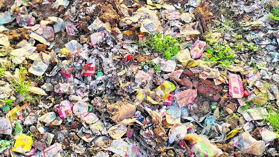 <div class="paragraphs"><p>ಶಿರಹಟ್ಟಿ ತಾಲ್ಲೂಕಿನ ಬನ್ನಿಕೊಪ್ಪ ಗ್ರಾಮದ ಹೊರಹೊಲಯದಲ್ಲಿ ಮದ್ಯ ಮಾರಾಟ ಅಂಗಡಿಯವರು ಬಿಸಾಡಿದ ಸಾರಾಯಿ ಪ್ಯಾಕೆಟ್‌ಗಳು</p></div>