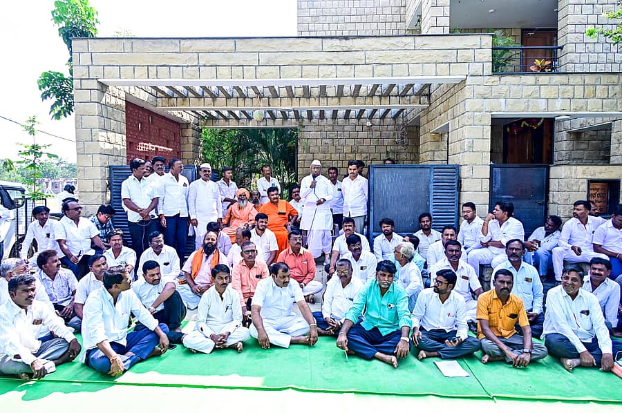 ಕಲಬುರಗಿ ನಗರದ ಹೈಕೋರ್ಟ್ ಬಳಿ ತಮ್ಮ ಮನೆ ಎದುರು ನಡೆದ ಕರ್ನಾಟಕ ರಾಜ್ಯ ತಳವಾರ ಎಸ್ಟಿ ಹೋರಾಟ ಸಮಿತಿಯ ಧರಣಿ ಸತ್ಯಾಗ್ರಹದಲ್ಲಿ ಶಾಸಕ ಎಂ.ವೈ.ಪಾಟೀಲ ಮಾತನಾಡಿದರು ಪ್ರಜಾವಾಣಿ ಚಿತ್ರ