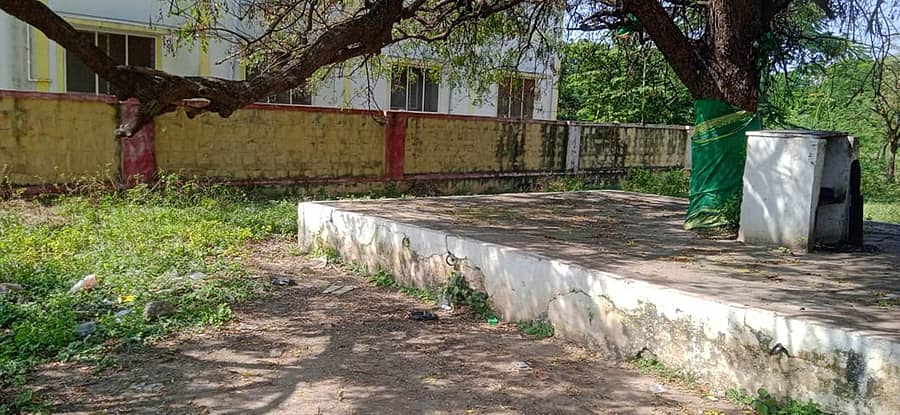 <div class="paragraphs"><p>ಕುಷ್ಟಗಿಯ ದೇಸಾಯಿ ಬಡಾವಣೆಯಲ್ಲಿನ ಮೆಟ್ರಿಕ್‌ಪೂರ್ವ ಬಾಲಕಿಯರ ಹಾಸ್ಟೆಲ್‌ ಬಳಿ ಕುಡಿದು ಬಿಸಾಡಿದ ಮದ್ಯದ ನೂರಾರು ಖಾಲಿ ಬಾಟಲಿ, ಪಾಕೇಟ್‌ಗಳು ಬಿದ್ದಿರುವುದು</p></div>