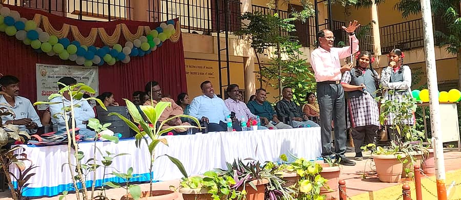 ಮಳವಳ್ಳಿ ಪಟ್ಟಣದ ಹೊರವಲಯದ ಆದರ್ಶ ವಿದ್ಯಾಲಯದಲ್ಲಿ ನಡೆದ ವಿಜ್ಞಾನ ವಸ್ತು ಪ್ರದರ್ಶನ ಕಾರ್ಯಕ್ರಮದಲ್ಲಿ ನಿವೃತ್ತ ಶಿಕ್ಷಕ ನಂಜರಾಜು ಮಾತನಾಡಿದರು