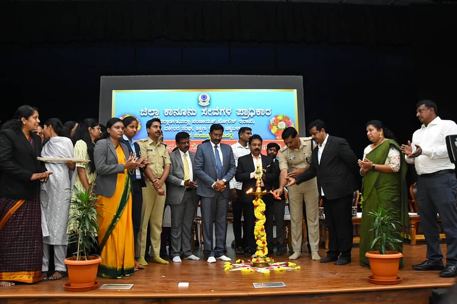 ಚಿಕ್ಕಬಳ್ಳಾಪುರದಲ್ಲಿ ನಡೆದ ‘ರಾಷ್ಟ್ರೀಯ ಕಾನೂನು ಸೇವೆಗಳ ದಿನಾಚರಣೆ’ ಕಾರ್ಯಕ್ರಮವನ್ನು ಜಿಲ್ಲಾ ಪ್ರಧಾನ ಮತ್ತು ಸೆಷನ್ಸ್ ನ್ಯಾಯಾಲಯದ ನ್ಯಾಯಾಧೀಶರಾದ ಟಿ.ಪಿ ರಾಮಲಿಂಗೇಗೌಡ ಹಾಗೂ ಗಣ್ಯರು ಉದ್ಘಾಟಿಸಿದರು