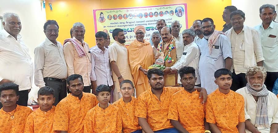 ಶಿಗ್ಗಾವಿ ತಾಲ್ಲೂಕಿನ ನಾರಾಯಣಪುರ ಗ್ರಾಮದಲ್ಲಿ ಭಾನುವಾರ ವಿರಕ್ತಮಠದ ನೂತನ ಸಭಾಭವನ ಕಟ್ಟಡದ ಉದ್ಘಾಟನೆ ಅಂಗವಾಗಿ ನಡೆದ ಧರ್ಮ ಸಮಾರಂಭದಲ್ಲಿ ಹಾವೇರಿ ಸಂಸದ ಬಸವರಾಜ ಬೊಮ್ಮಾಯಿ ಅವರನ್ನು ಸನ್ಮಾನಿಸಲಾಯಿತು