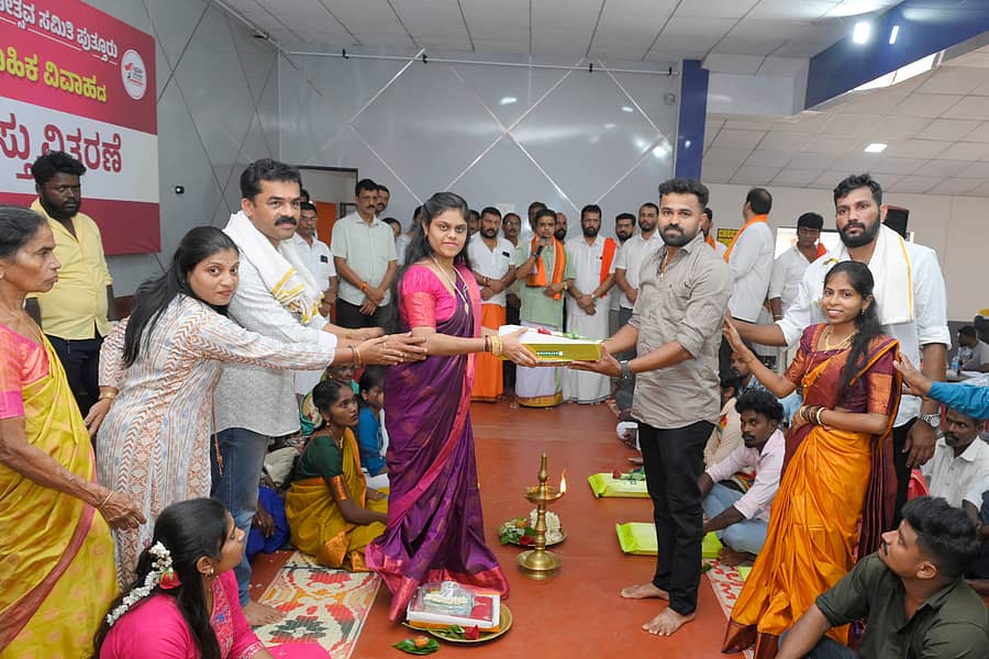 ಪುತ್ತೂರಿನ ಪುತ್ತಿಲ ಪರಿವಾರ ಸೇವಾ ಟ್ರಸ್ಟ್, ಶ್ರೀನಿವಾಸ ಕಲ್ಯಾಣ ಮಹೋತ್ಸವ ಸಮಿತಿ ಜಂಟಿ ಆಶ್ರಯದಲ್ಲಿ ನಡೆಯುವ ಉಚಿತ ಸಾಮೂಹಿಕ ವಿವಾಹಕ್ಕೆ ಪೂರ್ವಭಾವಿಯಾಗಿ ವಧು ವರರ ತಾಂಬೂಲ ಶಾಸ್ತ್ರ, ಮಂಗಳ ವಸ್ತು ವಿತರಣೆ ಕಾರ್ಯಕ್ರಮ ನಡೆಯಿತು