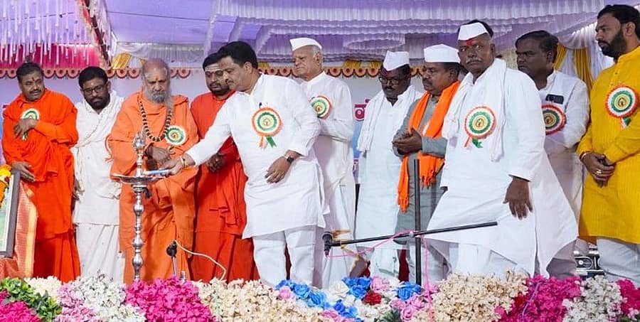 ಸಿಂದಗಿ ಪಟ್ಟಣದ ಜ್ಯೋತಿ ನಗರದ ಮಹಾಲಕ್ಷ್ಮೀದೇವಿ ಜಾತ್ರಾ ಮಹೋತ್ಸವದ ಅಂಗವಾಗಿ ಭಾನುವಾರ ಹಮ್ಮಿಕೊಂಡಿದ್ದ ಧರ್ಮಸಭೆಯನ್ನು ಶಾಸಕ ಅಶೋಕ ಮನಗೂಳಿ ಉದ್ಘಾಟಿಸಿದರು