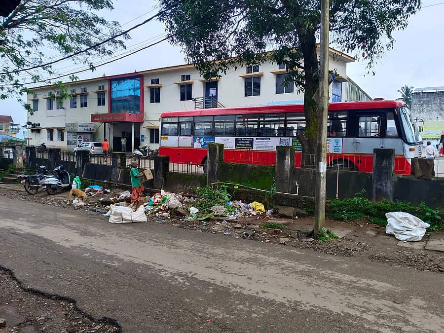 ಮೂಡಿಗೆರೆಯ ಕೆಎಸ್ಆರ್ಟಿಸಿ ಬಸ್ ನಿಲ್ದಾಣದ ಬಳಿ ಕಸದ ರಾಶಿ