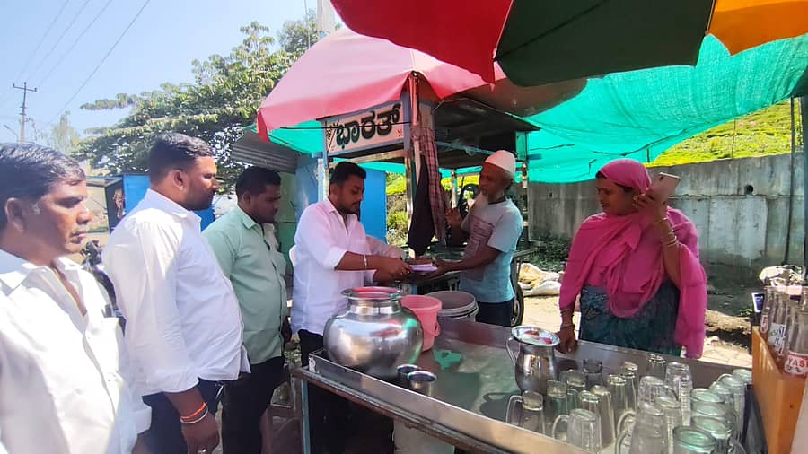 ನವಲಗುಂದ ಪಟ್ಟಣದಲ್ಲಿ ವಿಧಾನಸಭಾ ಕ್ಷೇತ್ರದ ಯುವ ಕಾಂಗ್ರೆಸ್ ಅಧ್ಯಕ್ಷ ವಿಕಾಸ ತದ್ದೇವಾಡಿ ಮತಗಳ್ಳತನದ ವಿರುದ್ಧ ಜನಜಾಗೃತಿ ಹಾಗೂ ಸಹಿ ಸಂಗ್ರಹ ಅಭಿಯಾನ ನಡೆಸಿದರು