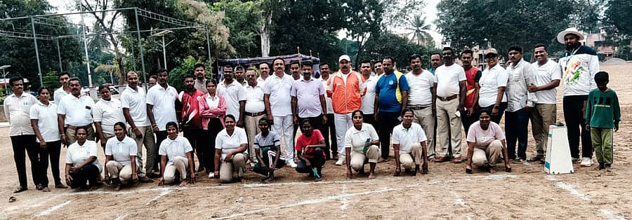 ಚನ್ನಪಟ್ಟಣದ ಜಿಲ್ಲಾ ಸಶಸ್ತ್ರ ಮೀಸಲು ಪಡೆ ಮೈದಾನದಲ್ಲಿ ಗೃಹರಕ್ಷಕ ಸಿಬ್ಬಂದಿಗೆ ಏರ್ಪಡಿಸಿದ್ದ ಜಿಲ್ಲಾಮಟ್ಟದ ಕ್ರೀಡಾಕೂಟಕ್ಕೆ ಜಿಲ್ಲಾ ಸಶಸ್ತ್ರ ಮೀಸಲು ಪಡೆಯ ಡಿವೈಎಸ್ಪಿ ಕೆ.ಆರ್.ರಘು ಚಾಲನೆ ನೀಡಿದರು. ಜಿಲ್ಲಾ ಗೃಹರಕ್ಷಕ ದಳದ ಜಿಲ್ಲಾ ಸಮಾದೇಷ್ಟ ಎಲ್.ನಿರಂಜನ್ ಇತರರು ಹಾಜರಿದ್ದರು