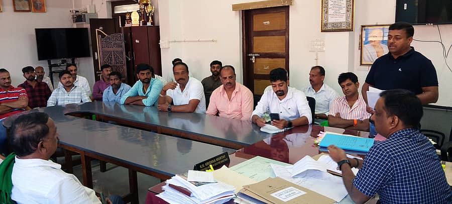 ಸೋಮವಾರಪೇಟೆ ತಾಲ್ಲೂಕು ಕಚೇರಿಯಲ್ಲಿ ತಹಶೀಲ್ದಾರ್ ಕೃಷ್ಣಪ್ಪ ಅವರೊಂದಿಗೆ ತಾಲ್ಲೂಕು ಅಭಿವೃದ್ಧಿ ಹೋರಾಟ ಸಮಿತಿ ಅಧ್ಯಕ್ಷ ಅರುಣ್ ಕೊತ್ನಳ್ಳಿ ಅವರು ರೈತರ ಆಸ್ತಿ ದಾಖಲಾತಿ ಸಮಸ್ಯೆ ಬಗ್ಗೆ ಚರ್ಚಿಸಿದರು. ದೀಪಕ್, ಆದರ್ಶ್, ಹೂವಯ್ಯ, ಮೋಹಿತ್ ಪಾಲ್ಗೊಂಡಿದ್ದರು