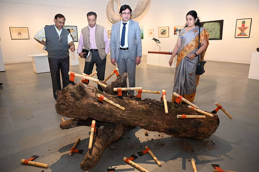 ದಕ್ಷಿಣ ಭಾರತದ ಪಶ್ಚಿಮ ಘಟ್ಟಗಳ ರಾಷ್ಟ್ರಮಟ್ಟದ ಪರಿಸರ ಸಮ್ಮೇಳನದಲ್ಲಿ ಸುರೇಶ್ ಹೆಬ್ಳೀಕರ್, ಮೊಹಮ್ಮದ್ ತಬ್ರೇಜ್ ಆಲಂ ಷರೀಫ್, ಅವನಿ ಕುಮಾರ್ ವರ್ಮಾ ಮತ್ತು ಭಾಗ್ಯ ಅಜಯ್ ಕುಮಾರ್ ಕಲಾಕೃತಿ ವೀಕ್ಷಿಸಿದರು
ಪ್ರಜಾವಾಣಿ ಚಿತ್ರ ಚಿತ್ರ/ ಕಿಶೋರ್ ಕುಮಾರ್ ಬೋಳಾರ್