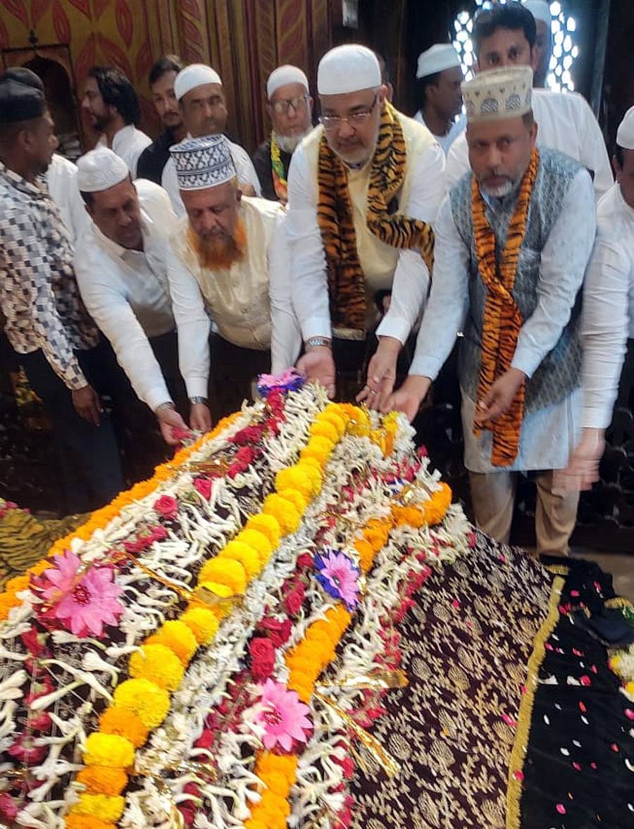 ಶ್ರೀರಂಗಪಟ್ಟಣ ಸಮೀಪದ ಗಂಜಾಂನ ಗುಂಬಸ್ನಲ್ಲಿರುವ ಟಿಪ್ಪು ಸಮಾಧಿಗೆ ಶಾಸಕ ತನ್ವೀರ್ ಸೇಠ್ ಸೋಮವಾರ ಪುಷ್ಪ ಚಾದರ ಹೊದಿಸಿದರು