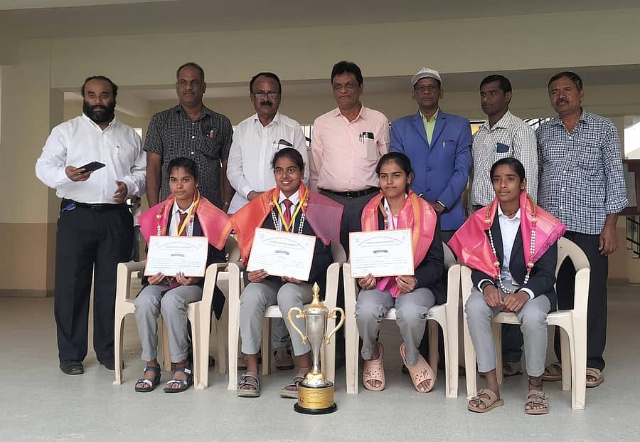 ಚಾಮರಾಜನಗರದ ಜೋಡಿ ರಸ್ತೆಯಲ್ಲಿರುವ ಜೆಎಸ್ಎಸ್ ಮಹಿಳಾ ಕಾಲೇಜು ಸಭಾಂಗಣದಲ್ಲಿ ಸೋಮವಾರ ಗುಡ್ಡಗಾಡು ಓಟ ಕ್ರೀಡಾಕೂಟದಲ್ಲಿ ವಿಜೇತರಾದ ವಿದ್ಯಾರ್ಥಿನಿಯರಾದ ಹೇಮಾ, ಜಿ.ಸೌಂದರ್ಯ, ಎನ್.ಪಾರ್ವತಿ, ಎ ಐಶ್ವರ್ಯಾ ಅವರನ್ನು ಸನ್ಮಾನಿಸಲಾಯಿತು