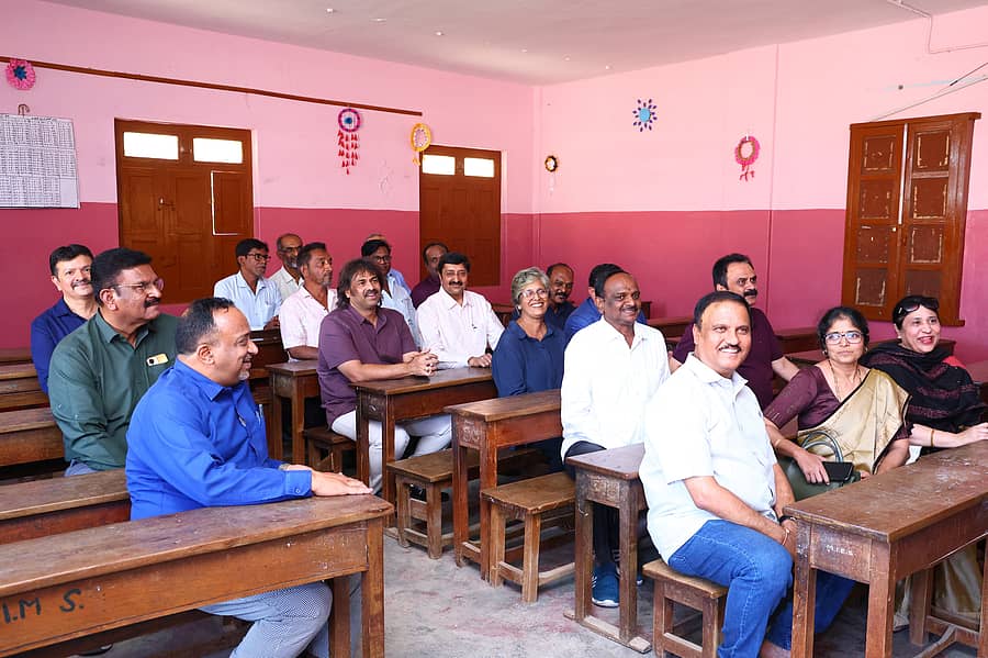 ಶಿವಮೊಗ್ಗದಲ್ಲಿ ಭಾನುವಾರ ಮೇರಿ ಇಮ್ಯಾಕ್ಯುಲೇಟ್ ಶಾಲೆಯಲ್ಲಿ ಸ್ನೇಹಿತರೊಂದಿಗೆ ಕುಳಿತು ಸಚಿವ ಮಧು ಬಂಗಾರಪ್ಪ ಬಾಲ್ಯದ ದಿನಗಳಿಗೆ ಜಾರಿದರು