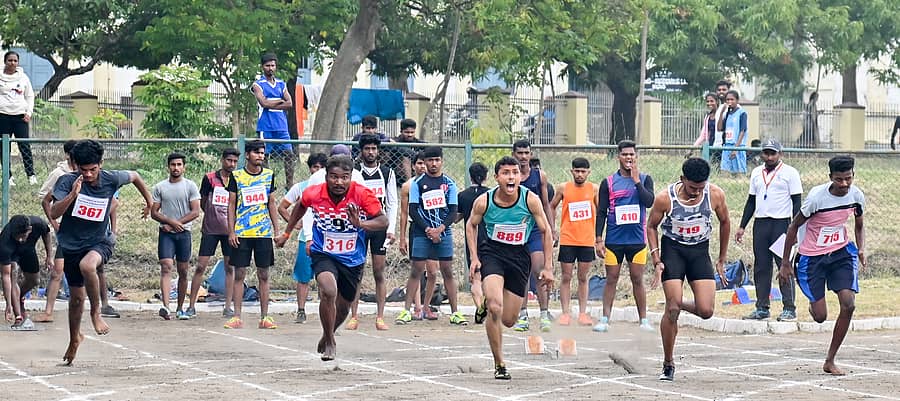 ಮೈಸೂರು ವಿಶ್ವವಿದ್ಯಾಲಯದ ಅಂತರ ಕಾಲೇಜುಗಳ ಅಥ್ಲೆಟಿಕ್ಸ್ ಕ್ರೀಡಾಕೂಟದ 100 ಮೀಟರ್ಸ್‌ ಓಟದ ಸ್ಪರ್ಧೆಯಲ್ಲಿ ಪಾಲ್ಗೊಂಡ ಕ್ರೀಡಾಪಟುಗಳು (ಪ್ರಜಾವಾಣಿ ಸಂಗ್ರಹ ಚಿತ್ರ)