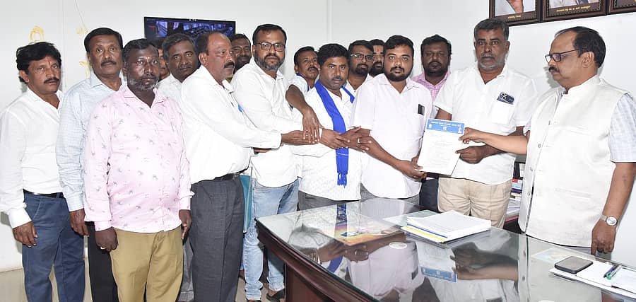 ತುಮಕೂರಿನಲ್ಲಿ ಸೋಮವಾರ ಹೆಚ್ಚುವರಿ ಜಿಲ್ಲಾಧಿಕಾರಿ ಎನ್.ತಿಪ್ಪೇಸ್ವಾಮಿ ಅವರಿಗೆ ಡಿಎಸ್ಎಸ್ ಮುಖಂಡರು ಮನವಿ ಸಲ್ಲಿಸಿದರು