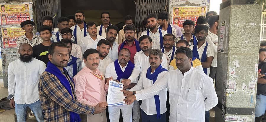 <div class="paragraphs"><p>ಆನೇಕಲ್‌ನ ತಾಲ್ಲೂಕು ಕಚೇರಿ ಮುಂಭಾಗದಲ್ಲಿ ಕರ್ನಾಟಕ ದಲಿತ ಸಂಘರ್ಷ ಸಮಿತಿ ಪದಾಧಿಕಾರಿಗಳು ಪ್ರತಿಭಟನೆ ನಡೆಸಿ ಮನವಿ ಪತ್ರ ಸಲ್ಲಿಸಿದರು</p></div>