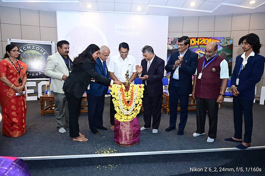 ಶಿವಮೊಗ್ಗದ ಜೆ‌.ಎನ್.ಎನ್ ಎಂಜಿನಿಯರಿಂಗ್ ಕಾಲೇಜಿನಲ್ಲಿ ಸೋಮವಾರ ಏರ್ಪಡಿಸಿದ್ದ ಎರಡು ದಿನಗಳ ರಾಷ್ಟ್ರಮಟ್ಟದ ತಾಂತ್ರಿಕ ಉತ್ಸವ– ‘ಟೆಕ್‌ಝೋನ್‌ ನ್ಯಾಷನಲ್ಸ್‌ 2025’ ಕಾರ್ಯಕ್ರಮವನ್ನು ಹೊಸೂರಿನ ಅಧಿಯಮಾನ್‌ ಎಂಜಿನಿಯರಿಂಗ್‌ ಕಾಲೇಜಿನ ನಿರ್ದೇಶಕ ಜಿ.ರಂಗನಾಥ ಉದ್ಘಾಟಿಸಿದರು 