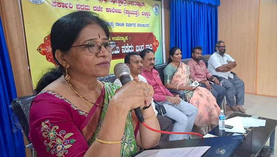 ಬಳ್ಳಾರಿ ನಗರದ ಸರ್ಕಾರಿ ಪ್ರಥಮ ದರ್ಜೆ (ಸ್ವಾಯತ್ತ) ಕಾಲೇಜಿನ ಸಭಾಂಗಣದಲ್ಲಿ ಸೋಮವಾರ ಆಯೋಜಿಸಿದ್ದ ‘ಭಾರತೀಯ ರಂಗಭೂಮಿ ನಡೆದು ಬಂದ ಹಾದಿ’ ಎಂಬ ಉಪನ್ಯಾಸದಲ್ಲಿ ಪ್ರಾಧ್ಯಾಪಕಿ ಆರ್. ಶೋಭಾ ಮಾತನಾಡಿದರು