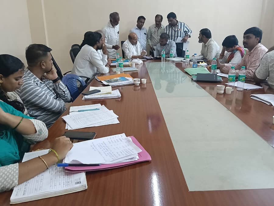 ಹಾರೋಹಳ್ಳಿ ಬೆಸ್ಕಾಂ ಕಚೇರಿಯಲ್ಲಿ ಬಗರ್ ಹುಕುಂ ಸಮಿತಿ ಸಭೆ ನಡೆಯಿತು