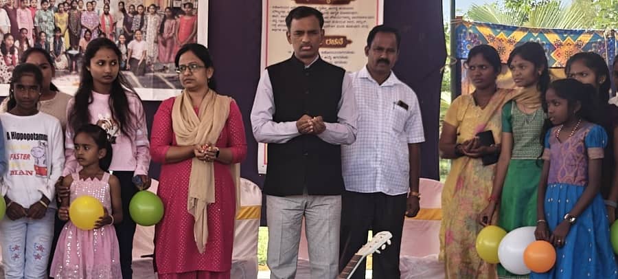 ಚಿತ್ರದುರ್ಗದ ದಮ್ಮ ಕೇಂದ್ರದಲ್ಲಿ ಸಾಂಸ್ಕೃತಿಕ ಮೇಳವನ್ನು ರಾಜ್ಯ ಮಕ್ಕಳ ಹಕ್ಕುಗಳ ರಕ್ಷಣಾ ಆಯೋಗದ ಸದಸ್ಯ ಕೆ.ಟಿ.ತಿಪ್ಪೇಸ್ವಾಮಿ ಉದ್ಘಾಟಿಸಿದರು