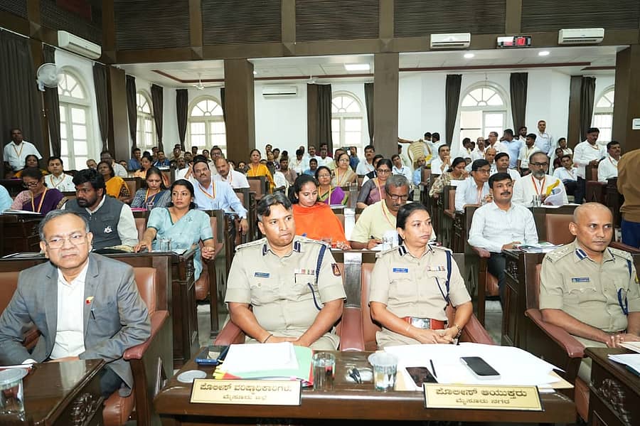 ಸಭೆಯಲ್ಲಿ ಜಿಲ್ಲಾ ಮಟ್ಟದ ಅಧಿಕಾರಿಗಳು ಪಾಲ್ಗೊಂಡಿದ್ದರು