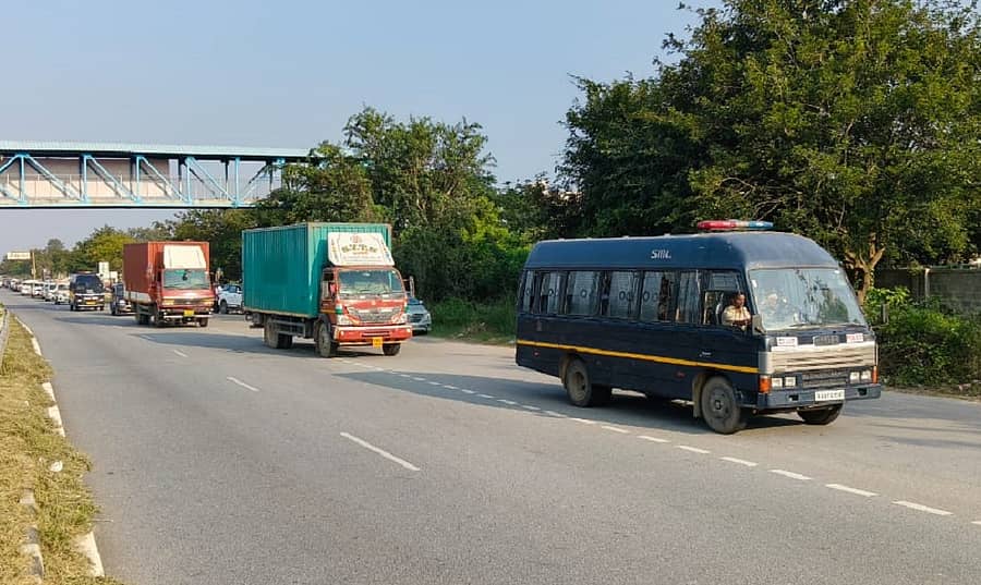 ಕೋಲಾರದ ಜಿಲ್ಲಾಡಳಿತ ಭವನದ ಆವರಣದಲ್ಲಿರುವ ಭದ್ರತಾ ಕೊಠಡಿಯಿಂದ ಮಂಗಳವಾರ ಇವಿಎಂ ಹಾಗೂ ಇತರ ಸಾಮಗ್ರಿಗಳನ್ನು ಪೊಲೀಸರ ಬಿಗಿ ಭದ್ರತೆಯಲ್ಲಿ ಸಮೀಪದ ತೋಟಗಾರಿಕೆ ಮಹಾವಿದ್ಯಾಲಯದಲ್ಲಿನ ಮತ ಎಣಿಕೆ ಕೇಂದ್ರಕ್ಕೆ ಸಾಗಿಸಲಾಯಿತು
