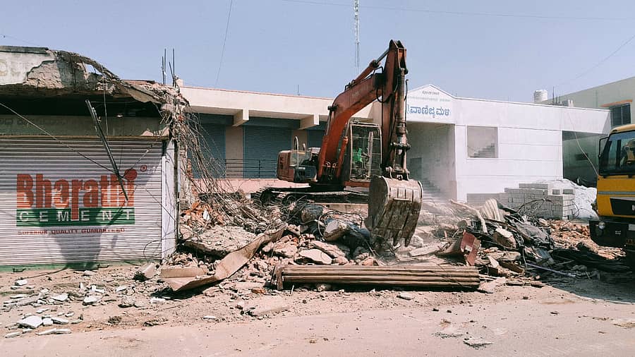 ಗೌರಿಬಿದನೂರು ನಗರದ ಮಧುಗಿರಿ ರಸ್ತೆ ಅಭಿವೃದ್ಧಿಗಾಗಿ ರಾಷ್ಟೀಯ ಹೆದ್ದಾರಿ ಪ್ರಾಧಿಕಾರದವರು ಪಂಚಾಯಿತಿ ಕಟ್ಟಡಗಳನ್ನು ತೆರವುಗೊಳಿಸಿದರು