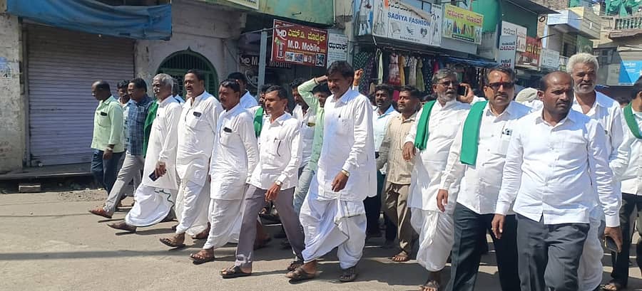 <div class="paragraphs"><p>ಮುಧೋಳದಲ್ಲಿ ಸೋಮವಾರ ಕಬ್ಬಿನ ದರಕ್ಕೆ ಆಗ್ರಹಿಸಿ ಕಬ್ಬು ಬೆಳೆಗಾರರು ಸಂಗೊಳ್ಳಿ ರಾಯಣ್ಣ ವೃತ್ತದಿಂದ ಪ್ರತಿಭಟನಾ ಮೆರವಣಿಗೆ ನಡೆಸಿದರು</p></div>