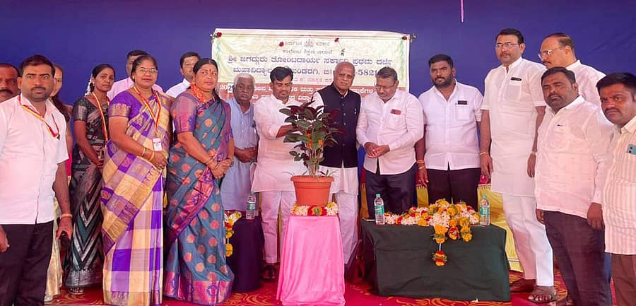 ಮುಂಡರಗಿಯ ತೋಂಟದಾರ್ಯ ಸರ್ಕಾರಿ ಪದವಿ ಕಾಲೇಜಿನಲ್ಲಿ ಸೋಮವಾರ ಹಮ್ಮಿಕೊಂಡಿದ್ದ ಪಠ್ಯೇತರ ಚಟುವಟಿಕೆಗಳ ಉದ್ಘಾಟನೆ ಸಮಾರಂಭವನ್ನು ಶಾಸಕ ಡಾ.ಚಂದ್ರು ಲಮಾಣಿ ಉದ್ಘಾಟಿಸಿದರು 