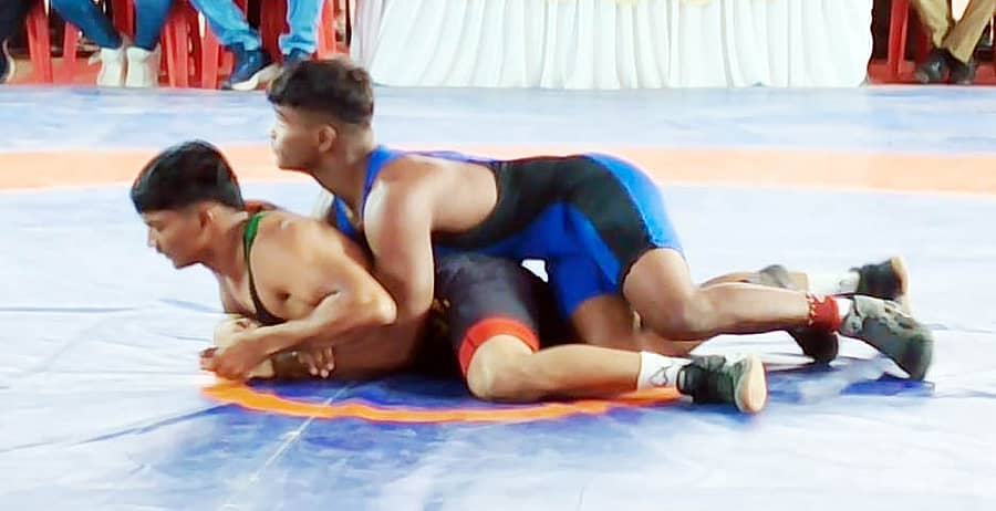 ಮರಿಯಮ್ಮನಹಳ್ಳಿಯಲ್ಲಿ ನಡೆದ ಪ್ರೌಢಶಾಲೆಗಳ 17 ವಯೋಮಿತಿಯ ಬಾಲಕರ ರಾಜ್ಯಮಟ್ಟದ ಕುಸ್ತಿ ಪಂದ್ಯಾವಳಿಯ ಗ್ರೀಕ್ ರೋಮನ್ 65 ಕೆ.ಜಿ ವಿಭಾಗದ ಫೈನಲ್ ಪಂದ್ಯದಲ್ಲಿ ದಾವಣಗೆರೆಯ ತಿಮ್ಮೇಶ್ (ನೀಲಿ) ಮತ್ತು ಚಿಕ್ಕೋಡಿಯ ಅರ್ಷದ್ ನಡುವಿನ ಸೆಣಸಾಟ