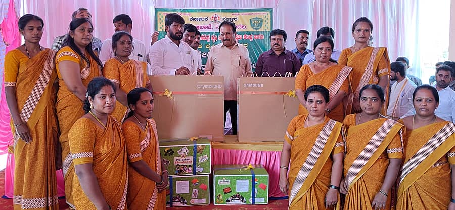 ನಾಗಮಂಗಲ ಪಟ್ಟಣದ ಟಿಬಿ ಬಡಾವಣೆಯಲ್ಲಿ ನೂತನವಾಗಿ ನಿರ್ಮಿಸಿರುವ ಸಹಾಯಕ ಕೃಷಿ ನಿರ್ದೇಶಕರ ಕಟ್ಡಡದಲ್ಲಿ ಸಚಿವ ಚಲುವರಾಯಸ್ವಾಮಿ ಅವರು ಪ್ರಾಥಮಿಕ ಶಿಕ್ಷಣ ಕಲಿಕಾ ಕೇಂದ್ರಗಳಾಗಿ ಆಯ್ಕೆಯಾಗಿರುವ 56 ಅಂಗನವಾಡಿ ಕೇಂದ್ರಗಳಿಗೆ ಟೀವಿ ಹಸ್ತಾಂತರಿಸಿದರು