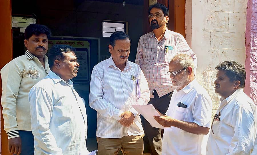 ಕಂಪ್ಲಿಯ ಕರ್ನಾಟಕ ದಲಿತ ಸಂಘರ್ಷ ಸಮಿತಿ (ಅಂಬೇಡ್ಕರ್ ವಾದ) ಪದಾಧಿಕಾರಿಗಳು ವಿವಿಧ ಬೇಡಿಕೆಗಳ ಮನವಿಯನ್ನು ಗ್ರೇಡ್-2 ತಹಶೀಲ್ದಾರ್ ಎಂ.ಆರ್. ಷಣ್ಮುಖ ಅವರಿಗೆ ಸೋಮವಾರ ಸಲ್ಲಿಸಿದರು