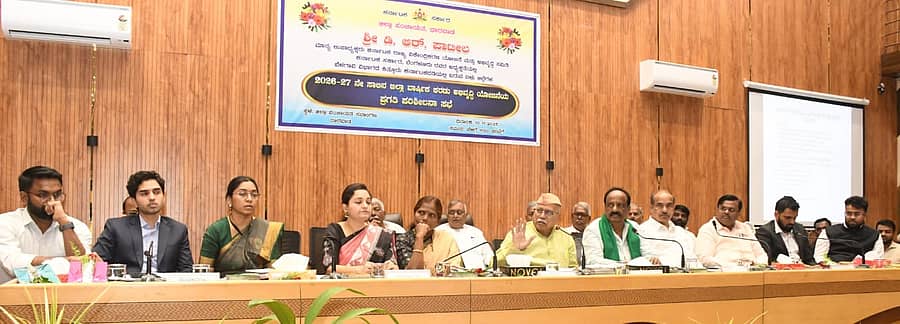 ಧಾರವಾಡದ ಜಿಲ್ಲಾ ಪಂಚಾಯಿತಿ ಸಭಾಂಗಣದಲ್ಲಿ ನಡೆದ ಪ್ರಗತಿ ಪರಿಶೀಲನಾ ಸಭೆಯಲ್ಲಿ ರಾಜ್ಯ ವಿಕೇಂದ್ರೀಕರಣ ಯೋಜನೆ ಮತ್ತು ಅಭಿವೃದ್ಧಿ ಸಮಿತಿಯ ಉಪಾಧ್ಯಕ್ಷ ಡಿ.ಆರ್.ಪಾಟೀಲ ಮಾತನಾಡಿದರು