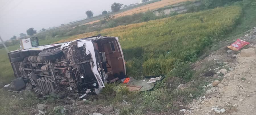 <div class="paragraphs"><p>ರಾಯಚೂರು ಹೊರವಲಯದ ಸಾತ್‍ಮೈಲ್ ಸಮೀಪ ರಸ್ತೆ ಸಾರಿಗೆ ಸಂಸ್ಥೆಯ ಸ್ಲೀಪರ್ ಕೋಚ್ ಬಸ್ ಪಲ್ಟಿಯಾಗಿ ಬಿದ್ದಿದೆ</p></div>