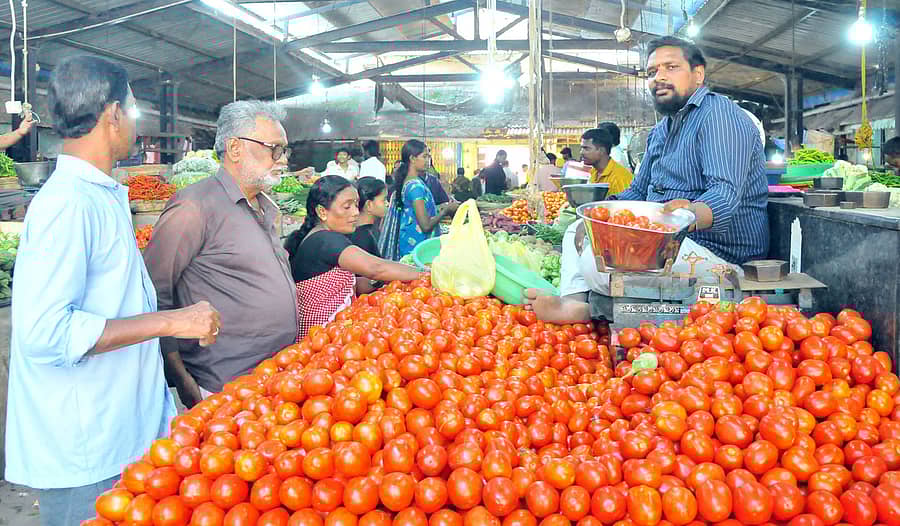 ರಾಯಚೂರಿನ ಉಸ್ಮಾನಿಯಾ ತರಕಾರಿ ಮಾರುಕಟ್ಟೆಯಲ್ಲಿ ತರಕಾರಿ ಖರೀದಿಸುತ್ತಿರುವ ಗ್ರಾಹಕರು
