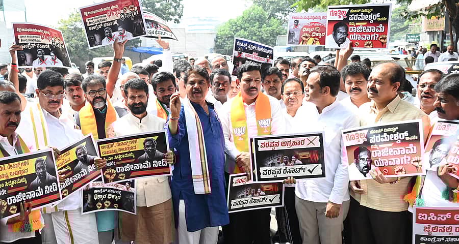 ಸಿದ್ದರಾಮಯ್ಯ, ಪರಮೇಶ್ವರ ಅವರ ರಾಜೀನಾಮೆಗೆ ಆಗ್ರಹಿಸಿ ಬಿ.ವೈ.ವಿಜಯೇಂದ್ರ, ಆರ್. ಅಶೋಕ ನೇತೃತ್ವದಲ್ಲಿ ಪ್ರತಿಭಟನೆ ನಡೆಯಿತು   ಪ್ರಜಾವಾಣಿ ಚಿತ್ರ ಕಿಶೋರ್ ಕುಮಾರ್ ಬೋಳಾರ್