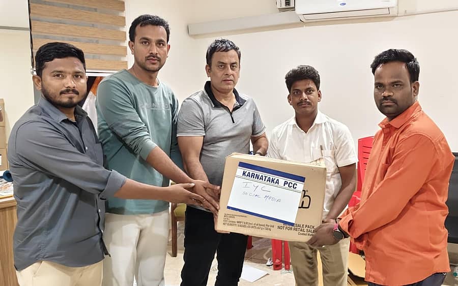 ಅಖಂಡ ಬಳ್ಳಾರಿ ಜಿಲ್ಲೆಯ ಯುವ ಕಾಂಗ್ರೆಸ್ ವತಿಯಿಂದ ಬೆಂಗಳೂರಿನ ಕೆಪಿಸಿಸಿ ಕಚೇರಿಗೆ 1 ಲಕ್ಷ ಸಹಿಯನ್ನು ಸಲ್ಲಿಸಲಾಯಿತು